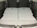 トランクルーム!リアシートは片方ずつ倒せます。乗車員数や積む荷物に応じてアレンジが可能ですので多彩に使えてとても便利です。