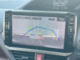 【バックカメラ】駐車時に後方がリアルタイム映像で確認できます。大型商業施設や立体駐車場での駐車時や、夜間のバック時に大活躍!運転スキルに関わらず、今や必須となった装備のひとつです!