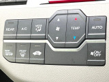 【オートエアコン】一度お好みの温度に設定すれば、車内の温度を検知し風量や温度を自動で調整。暑い&hellip;寒い&hellip;と何度もスイッチ操作をする必要はありません。快適な車内空間には必須の機能ですね♪