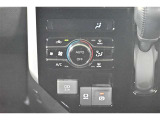 お好きな温度に設定すれば自動的に温度を調節、車内を快適空間に仕上げてくれます。