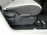 運転席シートには手動式のシートリフター機能が備わっています。