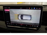 【アラウンドビューカメラ】車両を上空から見下ろしたような映像で周囲を確認でき、駐車や狭い道での取り回しをサポートします。