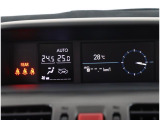 左右独立温度調節機能で運転者だけでなく、搭乗者皆が快適に乗れる車になっています!!