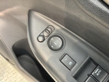狭い駐車場で便利な電動格納ドアミラーが付いています。