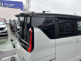 リア5面には「カーフィルム」施工してありプライバシーガラスより車内が見えないようになっております。