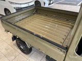 見落としがちな屋根もチェック。色ムラ・小キズ・へこみの有無や装備(ルーフレール等)も確認可能。