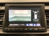 バックでの車庫入れも安心です!リアカメラが付いているバックモニター付のナビディスプレイを装備しております。バンパーについているソナーや、操作線もついており距離感も画面から確認できます。