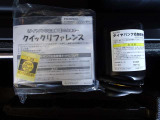 【パンク修理キット】何かがタイヤに刺さった場合、応急的に溶剤を流し込み、小型コンプレッサーでタイヤに空気を注入し、走ることができます。