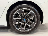 BMWの純正アロイホイールは軽量かつ強度にも優れているホイールで走行性能を引き上げる設計になっております。足元にもBMWは妥協がなくこだわっている個所になります。