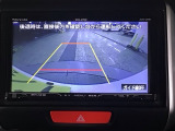 【バックカメラ】運転が苦手な方も車庫入れラクラクです!ギアをリバースに入れれば自動的に切り換わりますので、面倒な操作は不要です♪狭い駐車場もお車を傷つけず安心ですね!