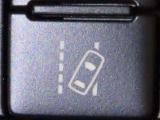 車線逸脱警報装置を装備しております。