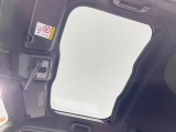 【ガラスルーフ】ガラスルーフ搭載で車内の解放感が一気にアップ!開放的なドライブをお楽しみいただけます。