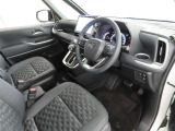 シンプルで使いやすいデザインの運転席です。