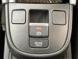 電子制御パーキングブレーキは信号待ちでも便利。いつもより運転がラクになるはずです。