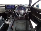 革巻きステアリングで快適な操作性の運転席です。