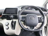 視界良好、足元広々!快適な運転席回りです