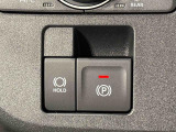指先だけで簡単に操作が可能な電動パーキングブレーキを採用。「HOLD」スイッチを押すと、渋滞や信号待ちなどでブレーキペダルから足を離しても、ブレーキを保持するので安心です