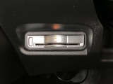 ハンドルの左下にETCがついています。高速道路の料金所の通過も楽々です。 カードの取り出しもしやすい場所についています。