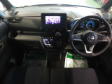 快適な運転席まわり♪視界の良い運転席で、ステアリングスイッチの他、各種スイッチが使いやすく配置されています☆