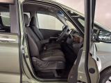 乗降がしやすい運転席。高さが調節できて小柄な方でも運転しやすいポジションをとることができます。