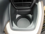 カップホルダーは運転席や助手席からちょうど手の届く位置です!!