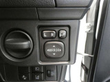 電動格納ミラーです。狭い路地や駐車場に対応できる便利な装備です。