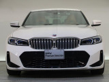 【キドニーグリル】BMWの代名詞。一目見ただけでBMWであると認識できる確固たるアイコンとして存在感を放ちます。