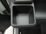 カップホルダーは運転席や助手席からちょうど手の届く位置です!!
