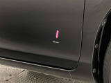 運転席ドアの下の方に、ヘコミをともなったタッチアップペイント補修跡あり