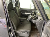 フロント広々、ベンチシートの運転席は、ハイトアジャスターが付いているので、快適にドライブができます。ハンドルはチルトステアリングで、ハンドル位置を上下に調節できます。