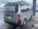 右斜め後方から捉えた車両の外観全景です。クォーターパネルからリヤバンパー、ルーフキャリア後端にみられる現在の外観状態をご確認ください。