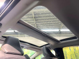 【ガラスルーフ】大型のガラスルーフ搭載で車内の解放感が一気にアップ!開放的なドライブをお楽しみいただけます。