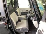 フロント広々、ベンチシートの運転席は、ハイトアジャスターが付いているので、快適にドライブができます。ハンドルはチルトステアリングで、ハンドル位置を上下に調節できます。