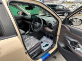 【運転席】座り心地が良いシートなので長時間の運転でも快適にお過ごしいただけます。新品のフロアマットのご注文も可能です。掲載箇所以外にご希望の写真がございましたらお気軽にお問い合わせ下さい。