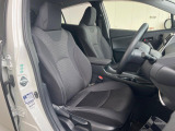 運転席まわりには十分なスペースがあり、大柄な方でもゆったり運転していただける環境です。