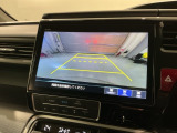 リバースギアに入れるだけで後方の表示へ切り替わります。夜間や雨の日の駐車も楽になりますよ。