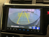 リバースギアに入れるだけで後方の表示へ切り替わります。夜間や雨の日の駐車も楽になりますよ。
