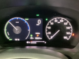 ハイブリット車専用のメーターです。右側の大型スピードメーターに加え、ステアリングスイッチを使って左のマルチインフォメーション・ディスプレイで燃費や動力伝達などの情報が見れるようになっています。