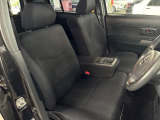 運転席の画像です。足元やシートまわりに余裕があり、リラックスした姿勢で運転が可能です。視界も良好で操作系へのアクセスもしやすく、快適で安心感のあるドライブをサポートします。