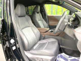運転席まわりには十分なスペースがあり、大柄な方でもゆったり運転していただける環境です。