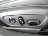 運転席パワーシート搭載。微妙な調整が手軽にでき、ピッタリのポジションで運転することが可能です。