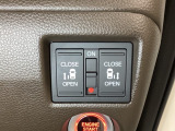 リアドアは乗り降りに便利な両側電動スライドドアです。また運転席に座っていながらスイッチ操作で自在にスライドドアを開け閉めできます。
