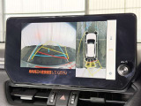 【バックガイドモニター】車両後方の映像をナビ画面に表示し、駐車などの後退操作をサポートします。