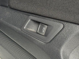 運転席ドアのパワーテールゲートスイッチで、座ったままテールゲートを開けることができます。