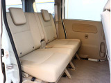 お車選びをお楽しみ頂けるよう、在庫車の展示スペースを十分に確保しております。