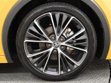 スポーティな印象を与える純正ホイールです。どこまでも走っていきたくなるようなデザインですね♪
