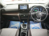 運転にかかわる様々な操作を安全に行えるように視点移動が少なく、操作性に配慮されたスイッチ類が凝縮されたコクピットです。
