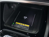 ◆ワイヤレス充電器◆ワイヤレス充電規格Qiに適合した機器を充電エリアに置くことで使用できます。