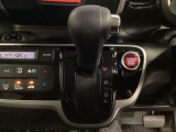 CVT車のセレクトレバーです。低速から高速まで、変速ショックのないスムーズな走りを実現するとともに、エンジン効率のよい領域を維持することで燃費にも貢献します。