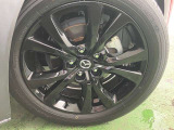 215/55R18インチサイズ。敢えて切削ではなく立体的で三次元的な強さを表現することで、奥行き感、光の移ろいが感じられるデザインになりました。